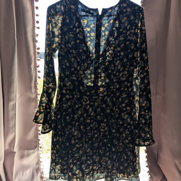 Floral bell sleeve dress - Picture 4 of 5